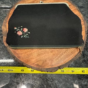 Monedero o cartera de mano con bordado floral vintage, compartimento inferior con cremallera secreta y parte superior con cremallera.