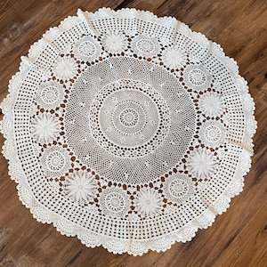 Vintage round handmade crochet lace tablecloth - 32” diameter