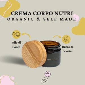 Può includere: Un barattolo di vetro marrone con un coperchio di legno riempito di una crema marrone chiaro. Il barattolo è etichettato "HAND CREAM". Il barattolo è circondato da illustrazioni di ingredienti, tra cui cocco e burro di karitè.