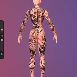 Op de afbeelding: Een full-body illustratie van een persoon met ingewikkelde zwarte en grijze tatoeages. De tatoeages bedekken de armen, rug en benen, met een verscheidenheid aan ontwerpen, waaronder een clowngezicht, tandwielen en bloemelementen. De figuur staat tegen een paarse en roze gradiënt achtergrond.