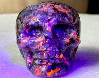 Yooperlite Skull Carving – Glowing Crystal Skull, UV Reactive Stone, Witchy Décor