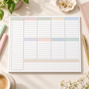 Op de afbeelding: Een rechthoekig papieren plannerblok met een verticale checklistkolom aan de linkerkant en meerdere rastersecties met pastelkleurige koppen. De lay-out bevat horizontale lijnen voor het noteren van taken, georganiseerd in verschillende dagelijkse blokken.