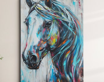 Puede incluir: Una pintura abstracta colorida de la cabeza de un caballo blanco con acentos azules, verdes, amarillos y rosas. La crin y la cola del caballo fluyen con el viento.