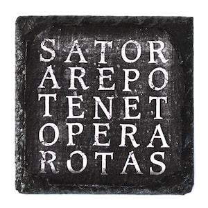 Puede incluir: Un cuadrado de pizarra negro con el cuadrado de palabras latino "SATOR AREPO TENET OPERA ROTAS" escrito en blanco.