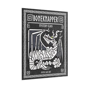 Könnte beinhalten: Gerahmter Kunstdruck mit einer stilisierten Drachenillustration in Schwarz, Weiß und Grau. Der Drache hat grüne Augen. Der Druck enthält den Text "BONEKNAPPER" und "MYSTERY CLASS" sowie "MYSTIC LAKE ART" am unteren Rand.