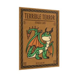 Könnte beinhalten: Eine rechteckige Karte mit braunem Hintergrund und einer Illustration eines grünen und orangefarbenen Drachen. Der Text "TERRIBLE TERROR" und "STOKER CLASS" stehen oben. Der untere Teil der Karte lautet "MYSTIC LACE ART".