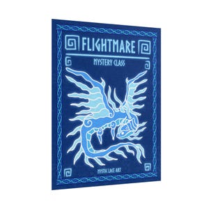 Könnte beinhalten: Ein dunkelblaues Kunstwerk mit einem stilisierten Drachen mit hellblauen und weißen Akzenten. Der Text "FLIGHTMARE MYSTERY CLASS" ist oben und "MYSTIC LACE ART" unten zu sehen. Das Design wird von einem dekorativen Rahmen umgeben.