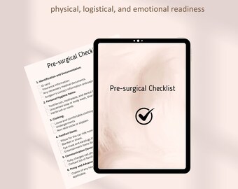 Può includere: Un elenco di controllo pre-operatorio visualizzato su un tablet e un documento cartaceo. Il tablet mostra il testo "Pre-surgical Checklist" con un segno di spunta. La carta elenca elementi come documento d'identità, assicurazione, articoli per l'igiene, abbigliamento e oggetti di conforto.