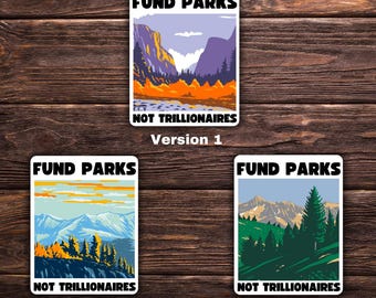 Può includere: Tre adesivi rettangolari con illustrazioni di paesaggi e il testo FUND PARKS NOT TRILLIONAIRES. La versione 1 mostra una valle, la versione 2 montagne innevate con alberi arancioni e la versione 3 una foresta con cime montuose.