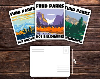 Può includere: Tre adesivi rettangolari con disegni di paesaggi e la scritta "FUND PARKS NOT BILLIONAIRES". Gli adesivi presentano scene di montagne e foreste in vari colori. Viene mostrata anche una cartolina vuota, larga 14 cm e alta 10 cm.