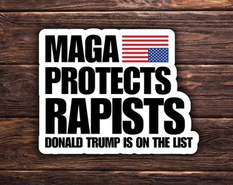 Può includere: Un adesivo bianco con testo nero che recita "MAGA PROTECTS RAPISTS" con una bandiera americana. Il testo "DONALD TRUMP IS ON THE LIST" è in basso. L'adesivo è su uno sfondo di legno.