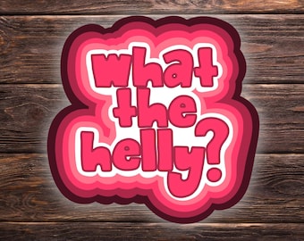 Può includere: Un adesivo a strati con la frase "What the Helly?" in un font a bolle. Il testo bianco ha un contorno rosa, su uno sfondo sfumato di rosa. Lo sfondo è una superficie di legno.
