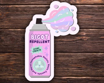 Può includere: Un adesivo raffigurante una bomboletta spray rosa con la scritta "BIGOT REPELLENT" e "ATOMIC STRENGTH". Una nuvola di colori pastello, tra cui rosa, blu e verde, esce dall'ugello. È incluso anche il testo "And More! Homophobes, Racists, Nazis, Fascists".