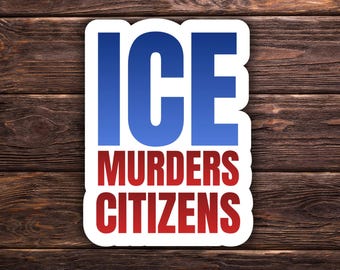 Può includere: Un adesivo bianco con le parole "ICE" in blu e "MURDERS CITIZENS" in rosso. L'adesivo è rettangolare con angoli arrotondati e si trova su uno sfondo di venature di legno scuro.