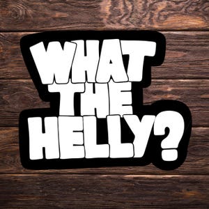 Può includere: Un adesivo nero con la scritta "WHAT THE HELLY?" in grandi lettere bianche. Il testo è delineato in nero e posto su uno sfondo nero. Lo sfondo è una superficie di legno.
