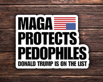 Può includere: Un adesivo bianco con testo nero che recita "MAGA PROTECTS PEDOPHILES" con una grafica della bandiera americana. Il testo "DONALD TRUMP IS ON THE LIST" è sotto il testo principale. L'adesivo è su uno sfondo di legno.