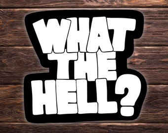 Può includere: Un adesivo nero con la scritta "WHAT THE HELL?" in grandi lettere bianche. Il testo è delineato in nero e posto su uno sfondo di legno.