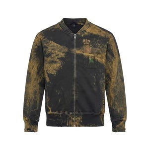 Puede incluir: Una chaqueta bomber negra y marrón con efecto lavado al ácido, cremallera frontal completa, cuello, puños y dobladillo acanalados. El pecho presenta un parche bordado de corona, un parche rectangular y un pequeño parche cuadrado Diesel.
