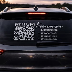 Könnte beinhalten: Die Heckscheibe eines dunkelgrauen Autos zeigt einen weißen QR-Code und Text. Der Text enthält "Firmenname" und eine Liste von Dienstleistungen. Das Auto hat rote Rücklichter und einen schwarzen Heckscheibenwischer.