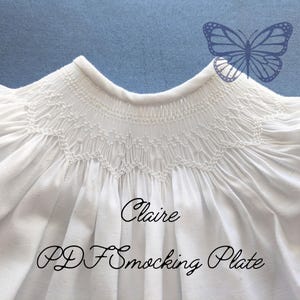 Könnte beinhalten: Nahaufnahme eines weißen Kleidungsstücks mit aufwendigen Smockdetails am Halsausschnitt. Der Text "Claire PDF Smocking Plate" ist kursiv geschrieben. Eine blaue Schmetterlingsgrafik ist zu sehen. Der Stoff ist unterhalb des Smocks gerafft.