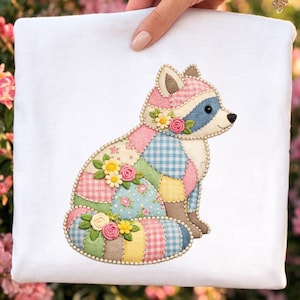 Könnte beinhalten: Ein weißes quadratisches Kissen mit einem Patchwork-Waschbär-Design. Der Waschbär besteht aus verschiedenen Pastellstoffen, darunter rosa Vichy, Blumenmuster und blaues Karomuster. Kleine florale Verzierungen und eine Perlenborte fügen Details hinzu.