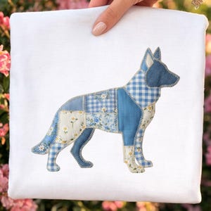 Puede incluir: Un tejido cuadrado blanco con un diseño de perro de retazos. El perro está hecho de varias telas estampadas azules y blancas, incluyendo cuadros, flores y azul liso. El perro está de pie.