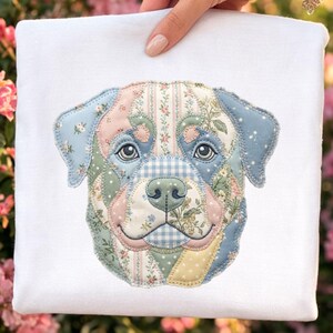 Peut inclure: Un tissu carré blanc avec un motif de visage de chien en patchwork. Le visage du chien est composé de divers motifs de tissu aux couleurs pastel, notamment des motifs floraux, à pois et vichy. Les yeux du chien sont foncés et le nez est en vichy bleu clair.