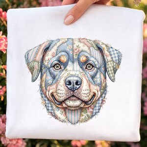 Peut inclure: Un tissu carré blanc avec le visage d'un chien Rottweiler. Le visage du chien est un motif patchwork avec des motifs floraux, rayés et à carreaux en bleu pastel, rose et vert. Le chien a les yeux bruns et une expression souriante.