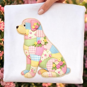 Peut inclure: Un motif de chien patchwork coloré sur fond blanc. Le chien est composé de divers tissus pastel, dont des motifs floraux, à pois et vichy. De petits ornements floraux sont placés sur le corps du chien, et les bords sont soulignés d'une bordure perlée.