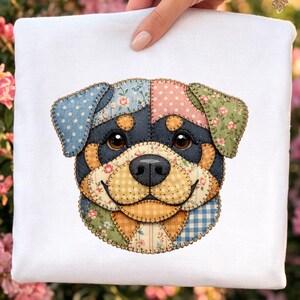 Peut inclure: Un tissu carré blanc avec un motif patchwork représentant le visage d'un chien Rottweiler. Le visage du chien présente un museau noir, des yeux bruns et des oreilles et une tête faites de divers tissus à motifs, dont des pois, des imprimés floraux et du vichy.