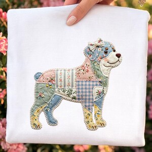 Peut inclure: Un coussin carré blanc avec un motif de chien en patchwork. Le chien est composé de divers tissus à motifs floraux et à motifs dans des couleurs pastel, notamment rose, bleu et jaune. Le chien a un petit nœud et un visage souriant.