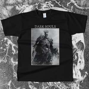 Dark Souls - T-shirt, maglietta, gotico, goth, dark souls, bloodborne, vintage, retrò, sekiro, occulto, occultismo, arte oscura, shadow of erdtree