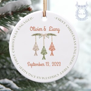 Ornamento di fidanzamento- Regalo di fidanzamento floreale- Ornamento di fidanzamento- Ornamento personalizzato-Annuncio di matrimonio Coppie Ornamento- Ornamento personalizzato