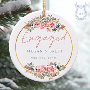 Ornamento di fidanzamento- Regalo di fidanzamento floreale- Ornamento di fidanzamento- Ornamento personalizzato-Annuncio di matrimonio Coppie Ornamento- Ornamento personalizzato