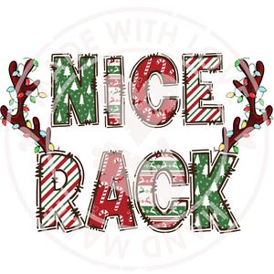 Puede incluir: Un gráfico festivo con las palabras "NICE RACK" en un diseño navideño. Las letras están rellenas de patrones de bastones de caramelo, árboles de Navidad y rayas en rojo y verde. Cuernos de reno con luces enmarcan el texto.