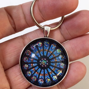Llavero o collar con vitral de la Catedral de Notre Dame de 3 cm de diámetro