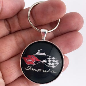 Vintage Chevrolet Impala Racing Flags-embleem, sleutelhanger met een diameter van 1,2 inch