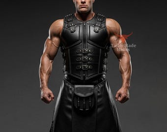 Pode incluir: Um conjunto de colete e kilt em couro preto. O colete apresenta um fecho de correr frontal, fivelas decorativas e alças nos ombros. O kilt tem um bolso frontal e franjas. O traje é projetado para uma estética ousada.
