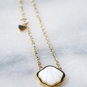 White Seashell pendant necklace - Stainless steel - Waterproof - Tarnish free