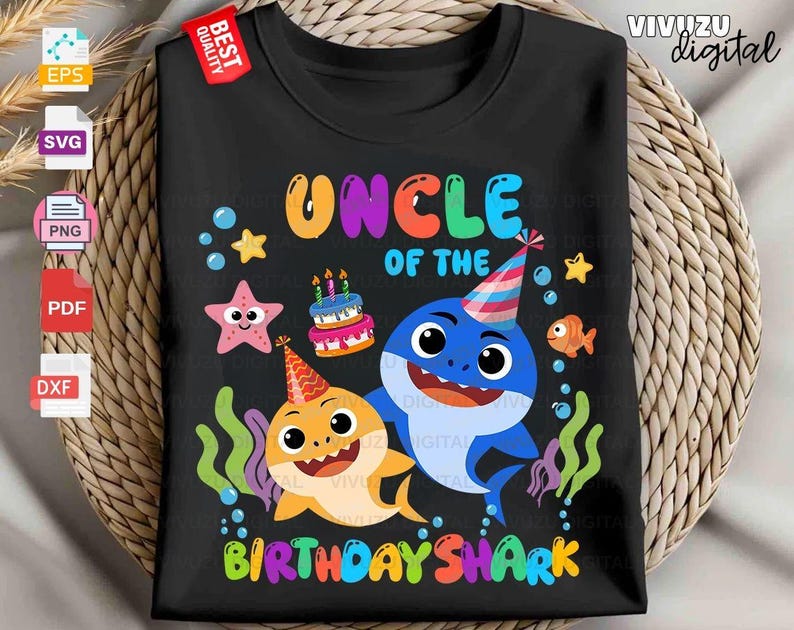 Puede incluir: Una camiseta negra con un gr&aacute;fico colorido y el texto "UNCLE OF THE BIRTHDAY SHARK". El dise&ntilde;o incluye dos tiburones de dibujos animados con gorros de fiesta, un pastel de cumplea&ntilde;os, una estrella de mar, un pez peque&ntilde;o y algas verdes.