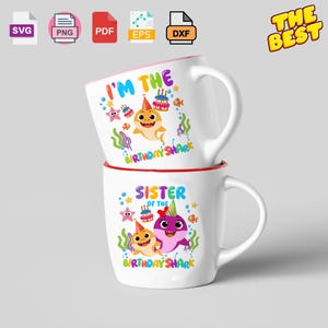Puede incluir: Dos tazas de cer&aacute;mica blanca apiladas verticalmente, con gr&aacute;ficos de tiburones de dibujos animados coloridos, pasteles de cumplea&ntilde;os y vida marina. La taza superior muestra el texto I'M THE BIRTHDAY SHARK y la inferior SISTER OF THE BIRTHDAY SHARK.