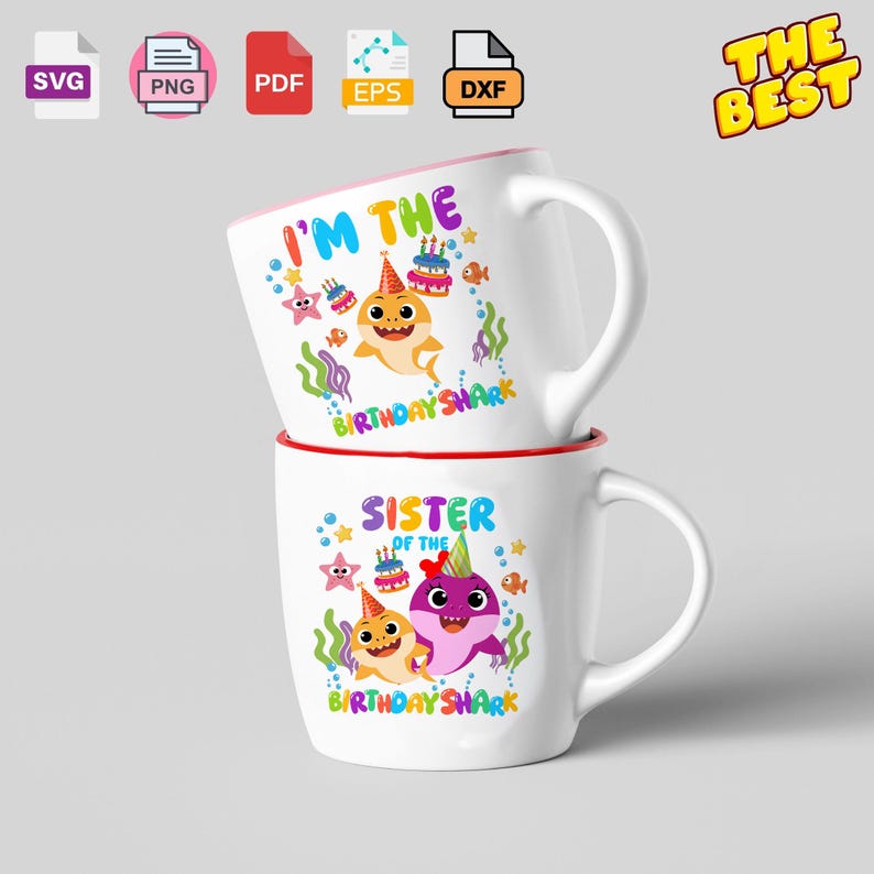 Puede incluir: Dos tazas de cer&aacute;mica blanca apiladas verticalmente, con gr&aacute;ficos de tiburones de dibujos animados coloridos, pasteles de cumplea&ntilde;os y vida marina. La taza superior muestra el texto I'M THE BIRTHDAY SHARK y la inferior SISTER OF THE BIRTHDAY SHARK.