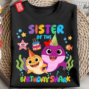 Puede incluir: Una camiseta negra con un gr&aacute;fico colorido y el texto SISTER OF THE BIRTHDAY SHARK. El dise&ntilde;o incluye dos tiburones de dibujos animados con gorros de fiesta, un pastel de cumplea&ntilde;os con velas, estrellas amarillas, burbujas azules y algas verdes.