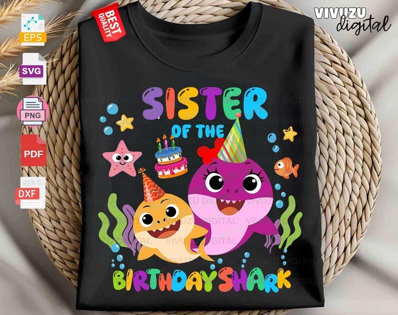 Puede incluir: Una camiseta negra con un gr&aacute;fico colorido y el texto SISTER OF THE BIRTHDAY SHARK. El dise&ntilde;o incluye dos tiburones de dibujos animados con gorros de fiesta, un pastel de cumplea&ntilde;os con velas, estrellas amarillas, burbujas azules y algas verdes.