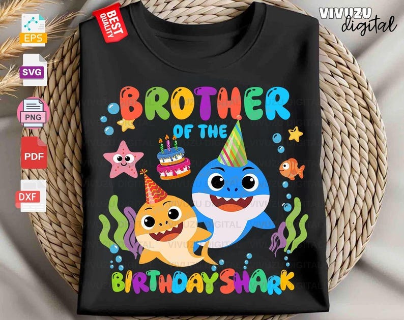 Puede incluir: Una camiseta negra con un gr&aacute;fico colorido y el texto BROTHER OF THE BIRTHDAY SHARK. El dise&ntilde;o incluye dos tiburones de dibujos animados con gorros de fiesta, un pastel de cumplea&ntilde;os con velas, una estrella de mar rosa y algas verdes.