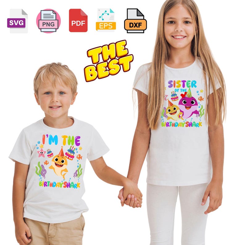 Puede incluir: Dos camisetas blancas con gr&aacute;ficos coloridos de Baby Shark. Una camiseta muestra el texto I'M THE BIRTHDAY SHARK, y la otra SISTER OF THE BIRTHDAY SHARK. Los dise&ntilde;os incluyen tiburones de dibujos animados, pasteles y algas.
