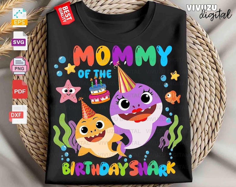 Puede incluir: Una camiseta negra con un gr&aacute;fico colorido y el texto Mommy of the Birthday Shark. El dise&ntilde;o incluye un tibur&oacute;n amarillo y uno morado con gorros de fiesta, un pastel de cumplea&ntilde;os, una estrella de mar, un peque&ntilde;o pez naranja y algas marinas.