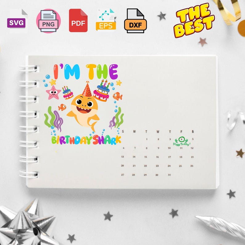 Puede incluir: Un calendario de espiral con un gr&aacute;fico colorido de un tibur&oacute;n de dibujos animados con un gorro de fiesta, rodeado de pasteles de cumplea&ntilde;os, peces y algas. El texto dice I'M THE BIRTHDAY SHARK en letras multicolores, con una cuadr&iacute;cula.