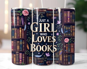 Peut inclure: Un gobelet avec un fond bleu foncé et le texte "Just a Girl Who Loves Books". Le design comprend des images d'étagères, de fleurs et de plumes. Le gobelet a une paille blanche.