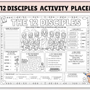 Puede incluir: Un mantel individual de actividades en blanco y negro titulado The 12 Disciples con una ilustración central de Jesús y doce figuras. La hoja incluye secciones numeradas para nombrar discípulos, emparejar citas, un laberinto y un versículo bíblico.